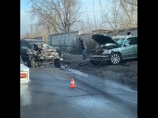 Джип и легковая иномарка разбились на Трактовой в Чите