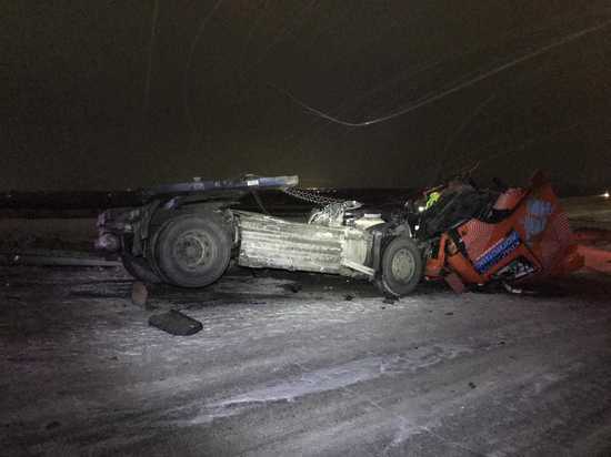 52-летний водитель грузовика Volvo погиб в ночном ДТП под Красноярском