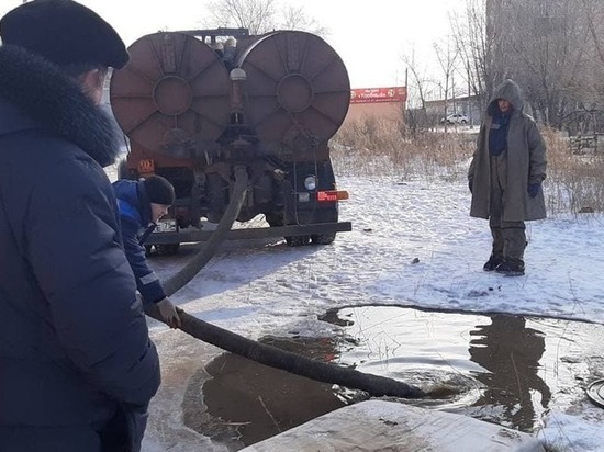 Мешки с мусором забили канализацию на КСК в Чите, аварию устранили