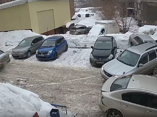 Чуть не сбившая ребёнка автоледи на "Мазде" стала звездой новосибирских соцсетей
