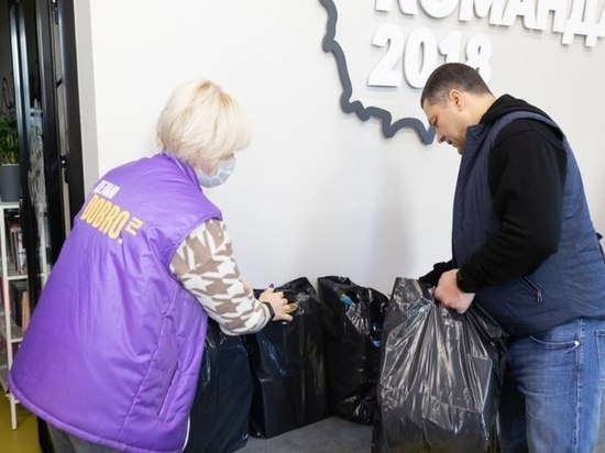 145 волонтеров помогают в Псковской области со сбором гуманитарной помощи беженцам