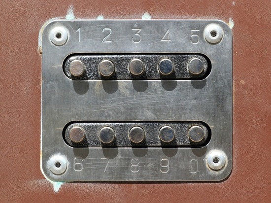 Горловчан попросили отключить домофоны в подъездах