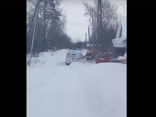 "Скорая" застряла в снегу в поселке Карелии