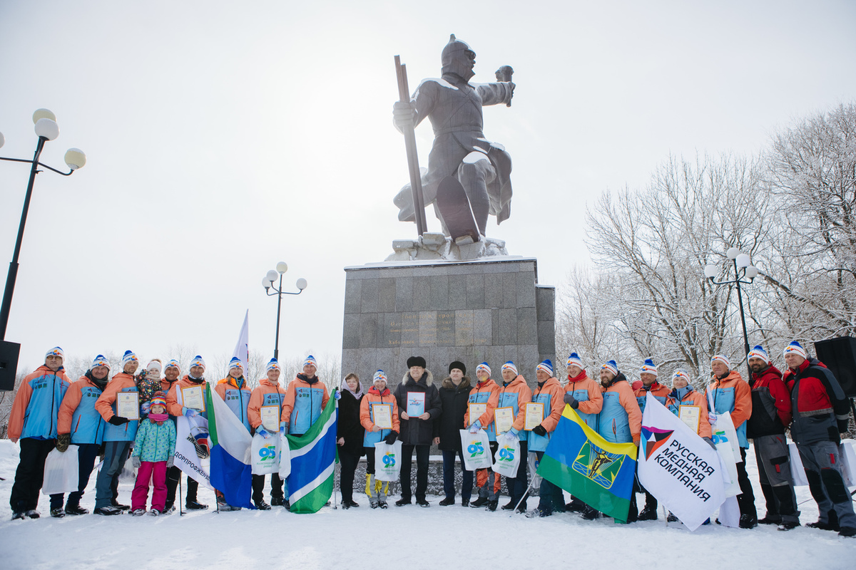 Амур 19 ноября. Строители Комсомольска на Амуре. Комсомольском-на-Амуре. Памятник лыжнику Комсомольск на Амуре. Хоккей в городе Комсомольске на Амуре.