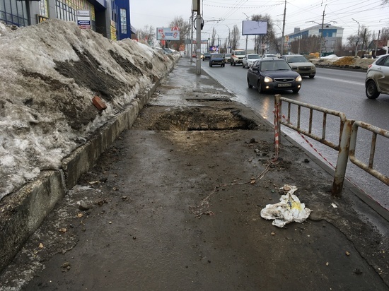 На проспекте 50 лет Октября неогороженная яма полностью перегородила тротуар