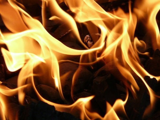 30 человек тушили пожар в кемеровской пятиэтажке