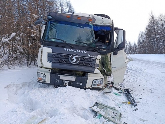 Водитель грузовика получил травмы в аварии на трассе Колыма