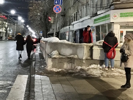 Посторонние проникают за ограждение гостиницы "Россия" в Саратове