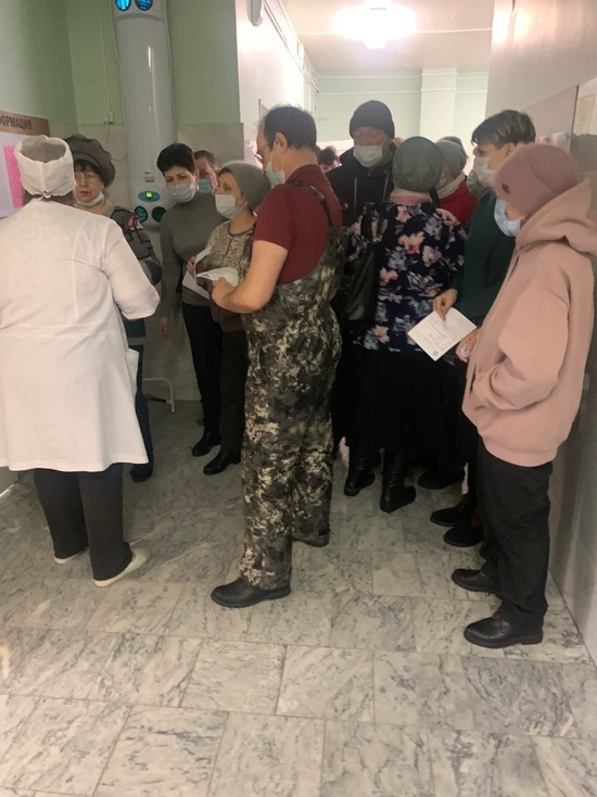 Жители Лабытнанги устроили скандал в поликлинике из-за очереди к врачу