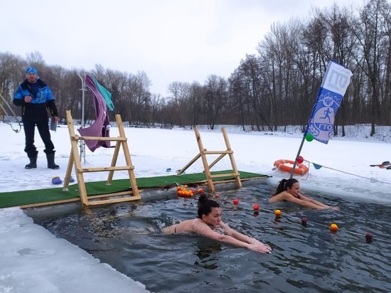 В наукограде прошёл первый открытый турнир по зимнему плаванию «Яблоки на снегу»