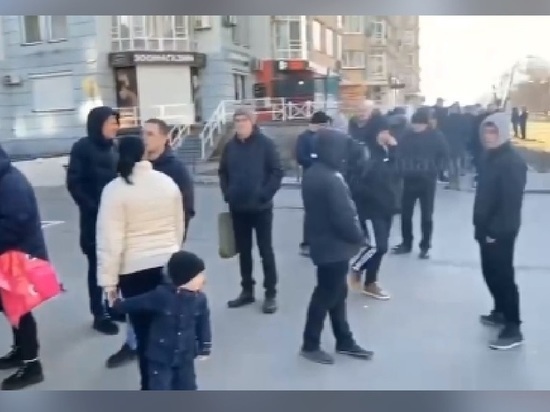 В Киеве выстроились огромные очереди за продуктами