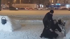 В Москве задержали мужчину, ограбившего пенсионерку у подъезда: видео нападения