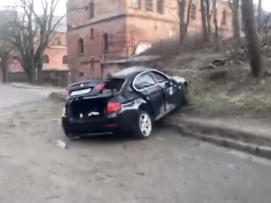 Водитель BMW влетел в дерево на Литовском валу