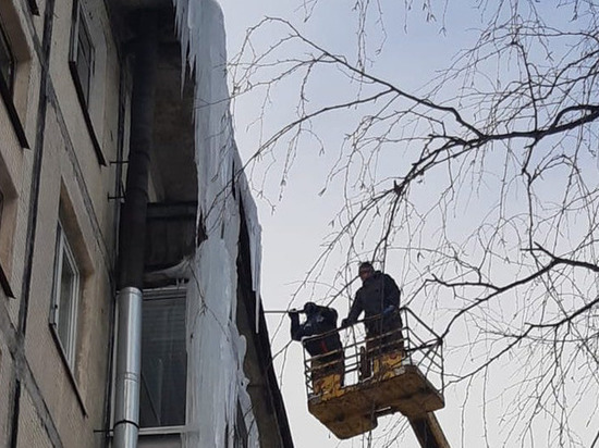 В Ленобласти усилят уборку кровель и дорог от снега после жалоб жителей