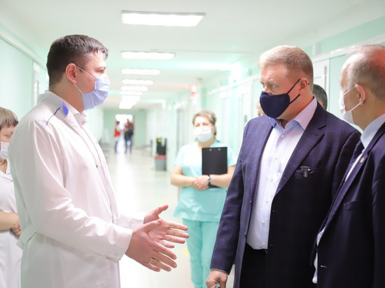 Любимов осмотрел новый центр вакцинации на базе больницы №10