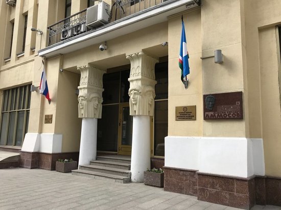 Глава Якутии продолжает работу в Москве