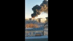 Сильный пожар в центральном районе Петербурга попал на видео