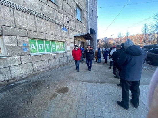 Петербуржцы выстроились в огромные очереди в аптеки