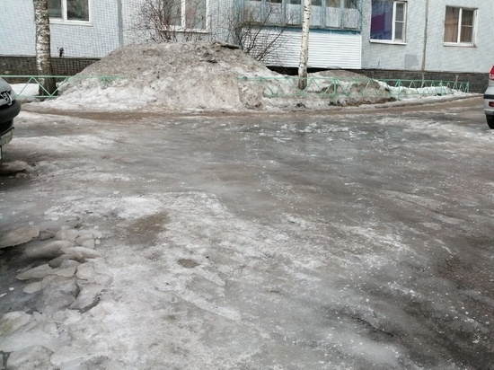 «Песка на дороге за всю зиму не видели»: новгородцы посетовали на обледеневшие дворы