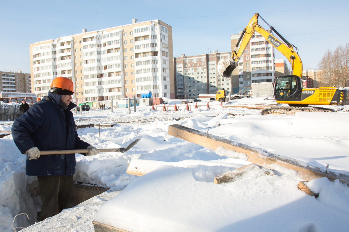 В архангельске построят. Строящееся здание. Темпы строительства. Стройка работа есть. Замерзший дом в Архангельске