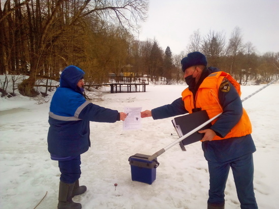 На водоемах Смоленщины с приходом весны лед становится опасным