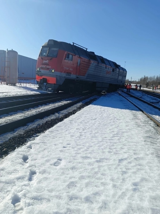 В Дно сошёл с рельс тепловоз грузового поезда