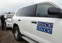 Наблюдатели специальной мониторинговой миссии ОБСЕ спешно покинули столицы Луганской и Донецкой народных республик и выдвинулись в сторону Российской Федерации