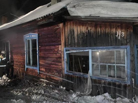 Тела двух погибших мужчин нашли пожарные в горевшем доме в Бакчарском районе