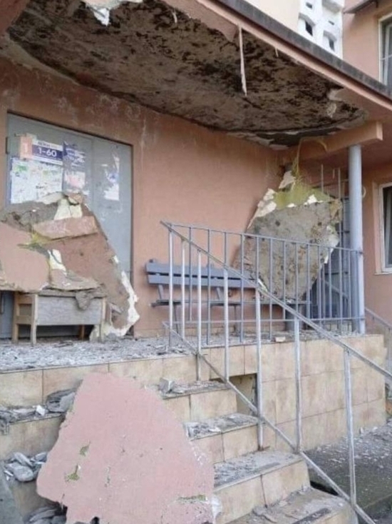 У подъезда жилого дома в Дагомысе обрушился козырёк