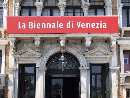 Венецианская биеннале планирует не принимать официальные делегации из России
