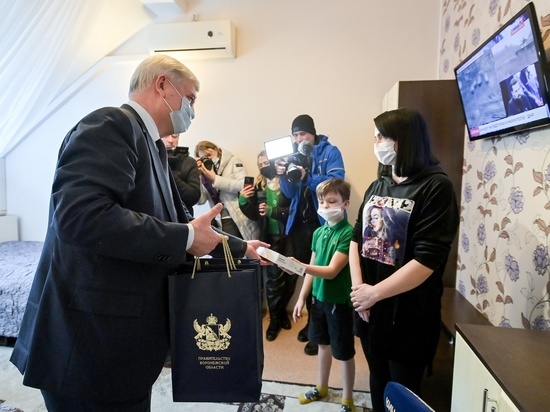 Губернатор Воронежской области подарил планшеты детям-беженцам в Кантемировке