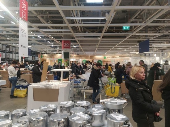 Петербуржцы с тележками атаковали IKEA после объявления о приостановке деятельности в России