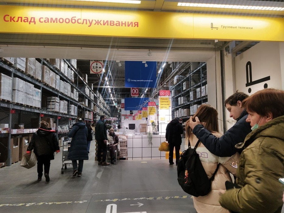 Петербуржцы бросились в IKEA после объявления о приостановке работы магазинов