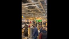 Россияне массово закупаются в закрывающихся магазинах IKEA: кадры ажиотажа