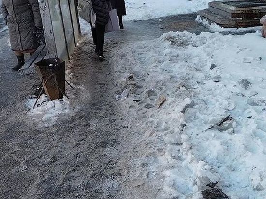 В Омске у «Голубого огонька» управляющая компания завалила тротуар снегом с крыши