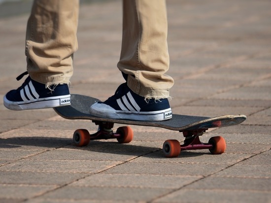 Скейтеры и роллеры, катающиеся у стелы в Петрозаводске, возмущают горожан