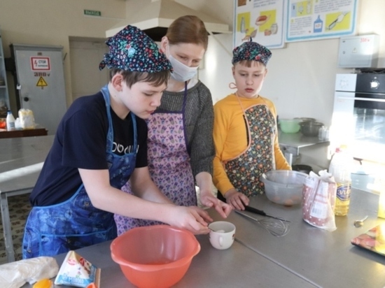 Юных ивановцев учат искусству выпечки блинов