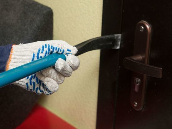 Трое мужчин ворвались в квартиру к рабочему в Сертолово и обокрали после избиения