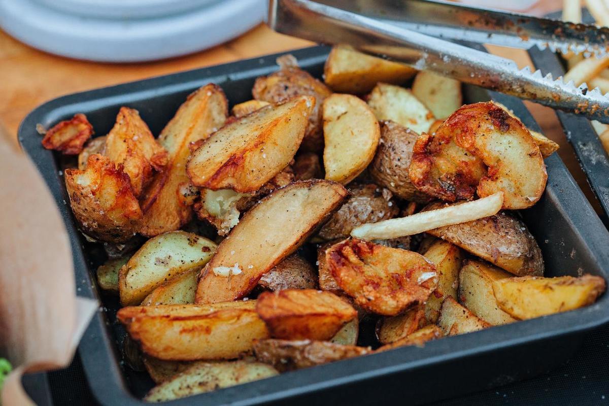 Steam potatoes on grill фото 34