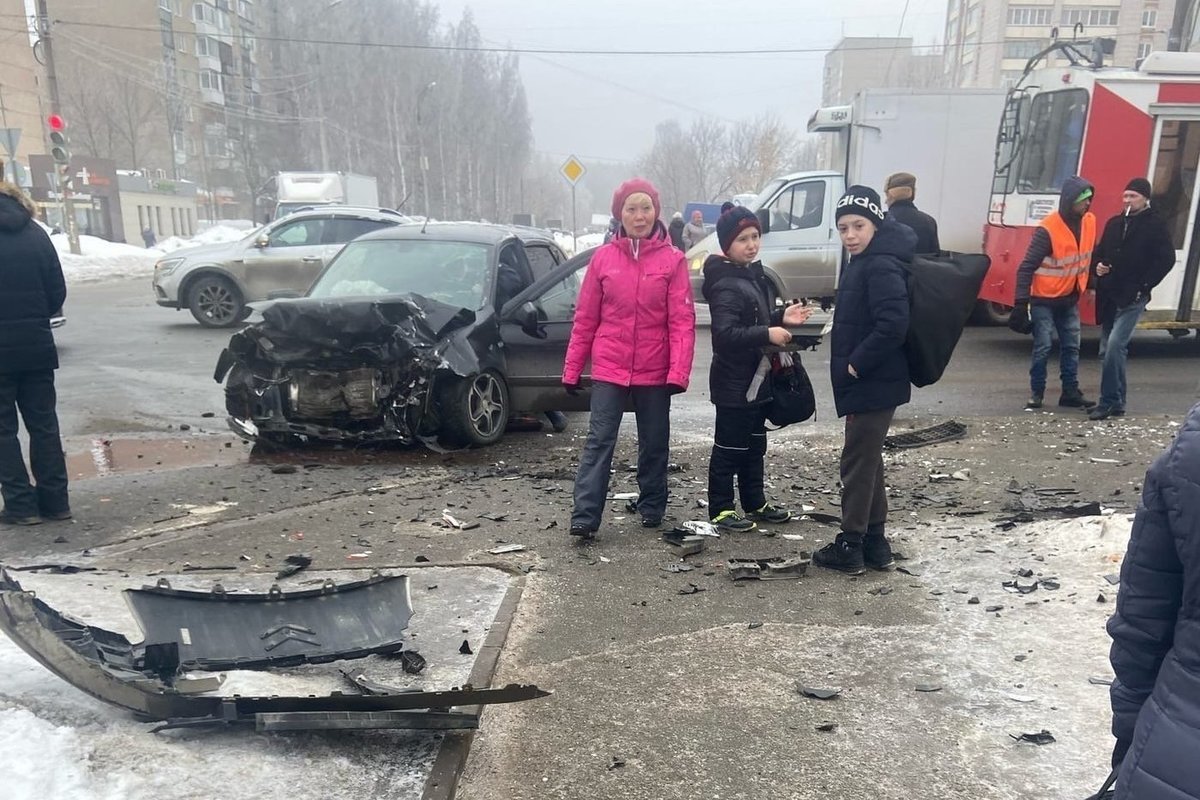 Сусанин ижевск. Авария на Пушкинской Ижевск. Клубная перекрёсток Мужвайская Ижевск. Ижевск перекресток Ленина Удмуртская.