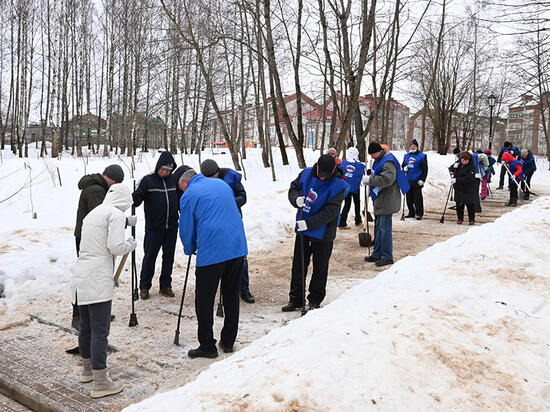 Очередной субботник по борьбе со льдом прошел в Промышленном районе Смоленска