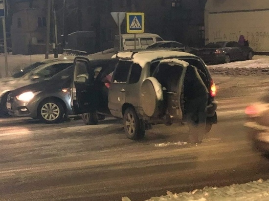 В Курске внедорожник Chevrolet Niva развернуло поперек проезжей части