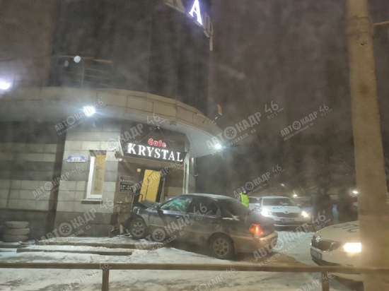 В Курске на улице Энгельса легковушка врезалась в двери кафе «Кристалл»
