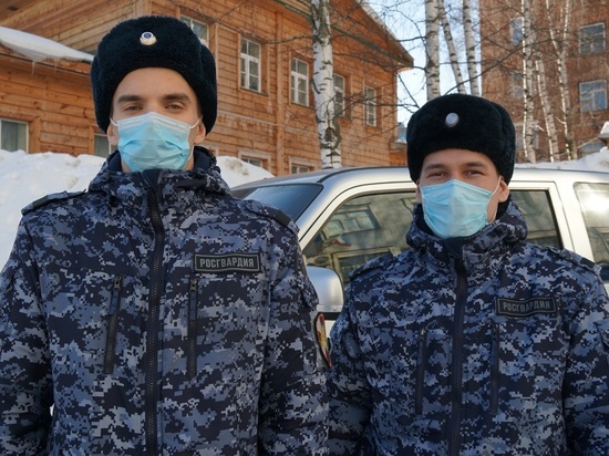 В Кирове росгвардейцы спасли на улице женщину с переломами рук