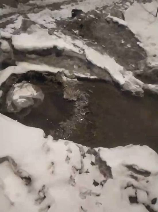 В кузбасском городе на одной из улиц прорвало трубу