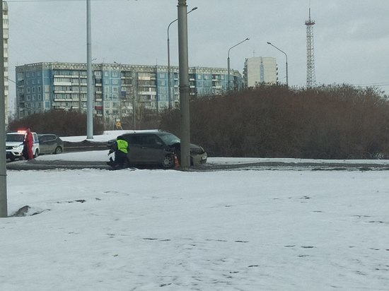 В результате ДТП в кузбасском городе машина протаранила столб