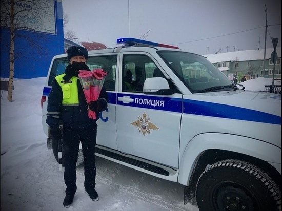 В Тарко-Сале автоинспекторы останавливали машины с женщинами за рулем и дарили цветы