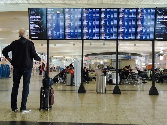 В аэропортах Москвы задержали и отменили свыше 100 рейсов