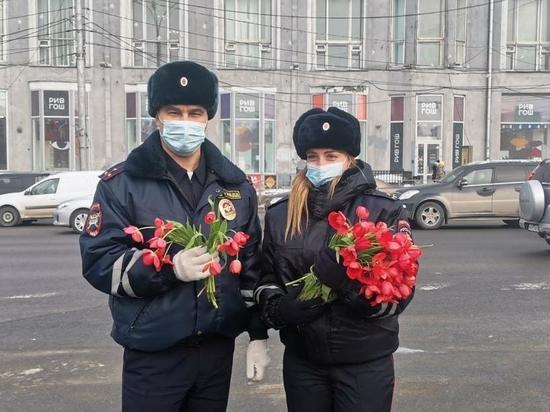 Полицейские вышли на дорогу с цветами в Новосибирске