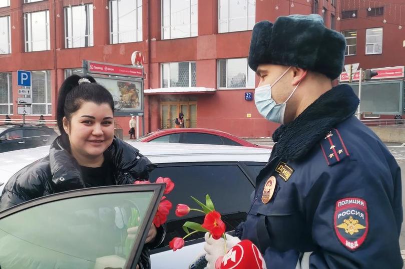 Выход полиции. День полиции женский. Полиция Новосибирск. Тематика 8 марта и полиция. Женщины Новосибирска.